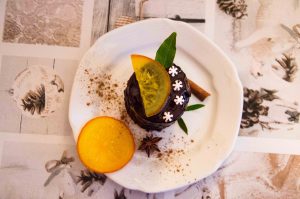 Tort vegan cu mousse de ciocolata! Indragesc mult deserturile, mai ales pe cele care contin ciocolata. Asa ca m-am gandit sa incerc sa pregatesc un tort cu blat de cacao si mousse de ciocolata. In varianta vegana!