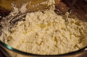 Clatite la cuptor cu branza si miere in sos de smantana