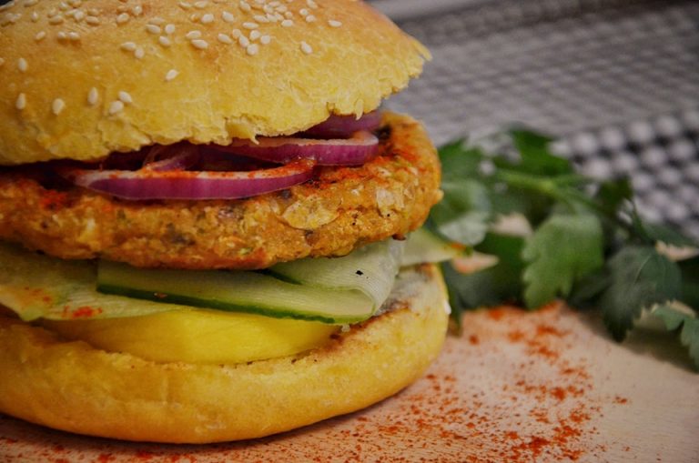 burger de naut cu felii de mango