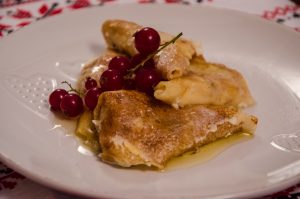 Clatite delicioase cu branza si sos la cuptor