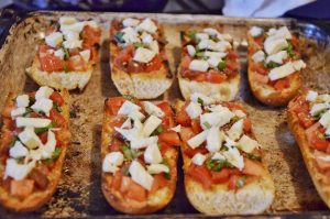 bruschete cu rosii si mozzarella, bruschete cu rosii, usturoi si busuioc
