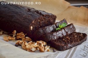 chec vegan cu banane, nuci, carob si ciocolata