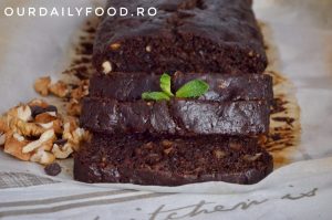 chec vegan cu banane, nuci, carob si ciocolata
