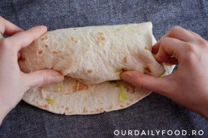 Burrito vegetarian cu fasole si salsa pico de gallo