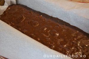 chec vegan cu banane, nuci, carob si ciocolata