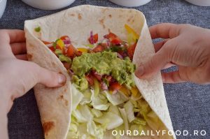Burrito vegetarian cu fasole si salsa pico de gallo