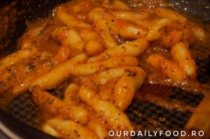 Gnocchi cu legume si sos de rosii