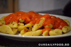 Gnocchi cu legume si sos de rosii