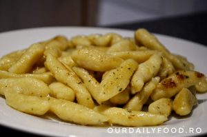 Gnocchi cu legume si sos de rosii
