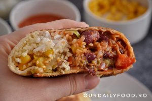 Burrito vegetarian cu fasole si salsa pico de gallo