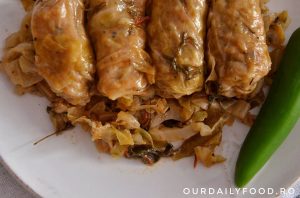 Sarmale cu ciuperci invelite in varza acra - de post