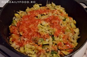 Sarmale cu ciuperci invelite in varza acra - de post