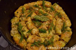 Sarmale cu ciuperci invelite in varza acra - de post