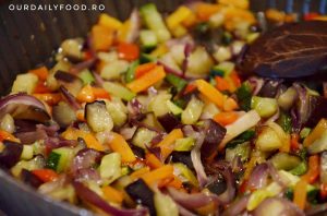 Cous-cous cu legume in stil marocan