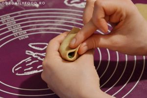 Samosas cu cartofi si mazare - aperitiv indian popular