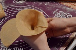 Samosas cu cartofi si mazare - aperitiv indian popular