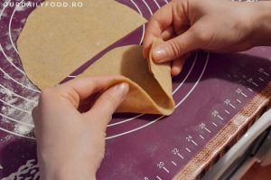 Samosas cu cartofi si mazare - aperitiv indian popular