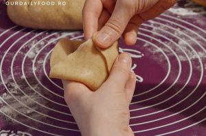 Samosas cu cartofi si mazare - aperitiv indian popular