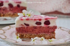 Tort raw vegan delicios cu visine si cocos