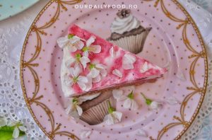 Tort raw vegan delicios cu visine si cocos