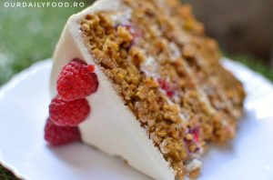 Tort de morcovi cu crema de branza si zmeura