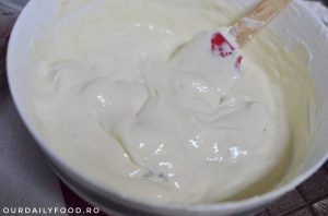 Cheesecake cu blat de negresa ciocolatoasa