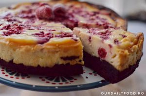 Cheesecake cu blat de negresa ciocolatoasa