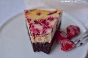 Cheesecake cu blat de negresa ciocolatoasa