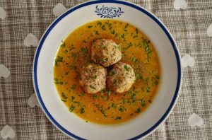 Ciorba de legume cu perisoare vegane de nuca