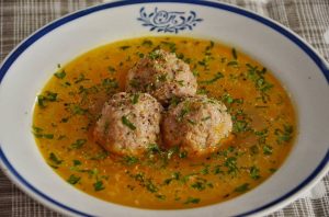 Ciorba de legume cu perisoare vegane de nuca