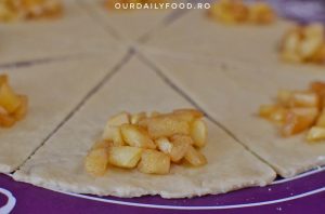 Cornulete fragede umplute cu mere si scortisoara - de post