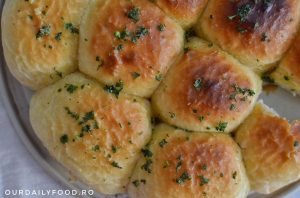 Chifle super pufoase cu usturoi si patrunjel