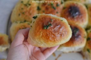 Chifle super pufoase cu usturoi si patrunjel