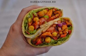 Salata cu bulgur, naut, cartof dulce si salsa de avocado