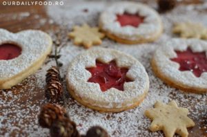 Fursecuri linzer cu dulceata de trandafir