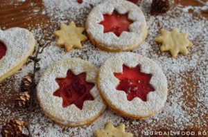 Fursecuri linzer cu dulceata de trandafir