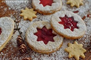 Fursecuri linzer cu dulceata de trandafir