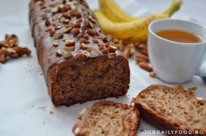 Chec vegan cu banane, nuci si migdale