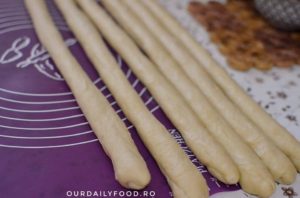 Challah - paine evreiasca impletita in 6