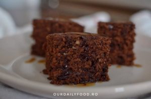 Negresa de post cu nuca si glazura de ciocolata