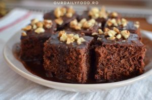 Negresa de post cu nuca si glazura de ciocolata