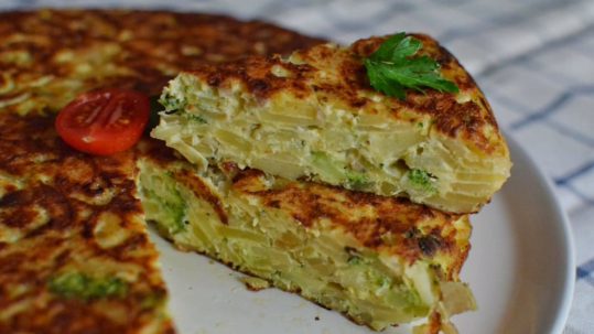 Tortilla spaniola cu cartofi, brocoli si ciuperci