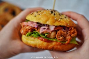 Burger vegan cu jackfruit