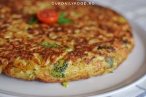 Tortilla spaniola cu cartofi, brocoli si ciuperci