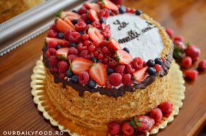 Tort vegan cu blat de ciocolata, fructe si nuci caramelizate