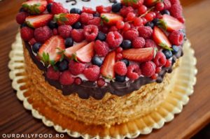 Tort vegan cu blat de ciocolata, fructe si nuci caramelizate