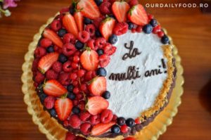 Tort vegan cu blat de ciocolata, fructe si nuci caramelizate