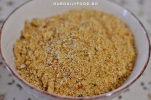 Tort vegan cu blat de ciocolata, fructe si nuci caramelizate