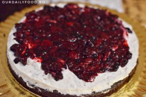 Tort vegan cu blat de ciocolata, fructe si nuci caramelizate