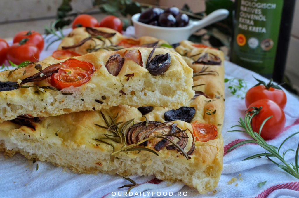 Focaccia cu ierburi, masline si ceapa